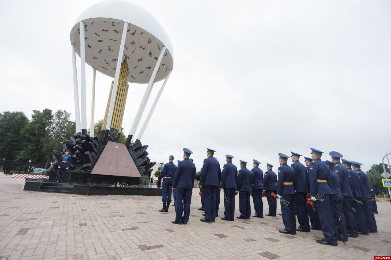 Псковская дивизия ВДВ памятник