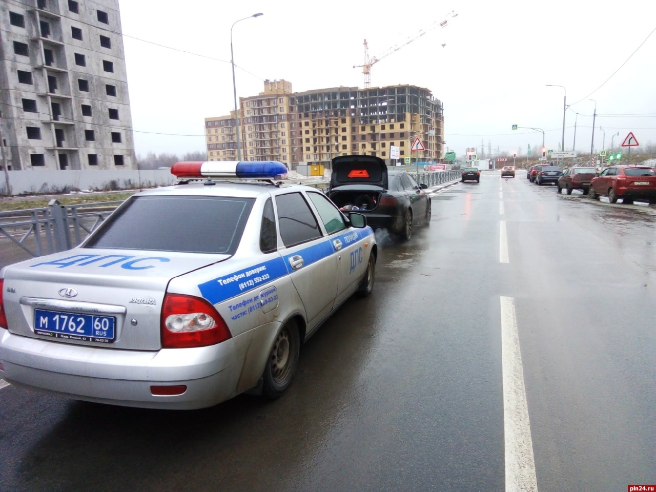 В Пскове сотрудники ДПС выявляют водителей, нарушающих правила парковки на  улице Юности : Псковская Лента Новостей / ПЛН