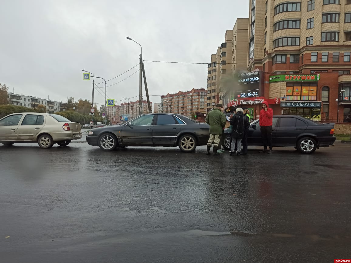 Три иномарки столкнулись на перекрестке Рижский проспект - Юбилейная в  Пскове : Псковская Лента Новостей / ПЛН