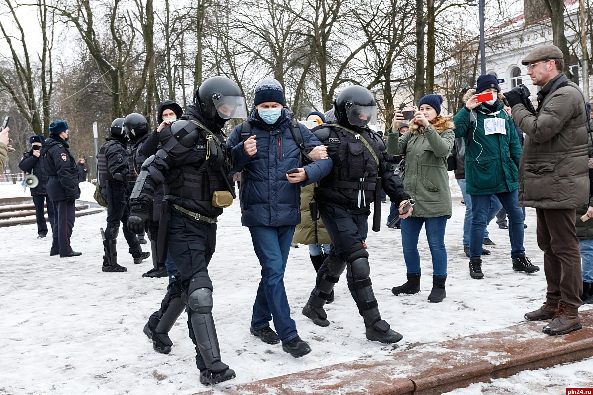 В Пскове состоялись несанкционированные митинг и шествие в центре города.  ФОТО : Псковская Лента Новостей / ПЛН