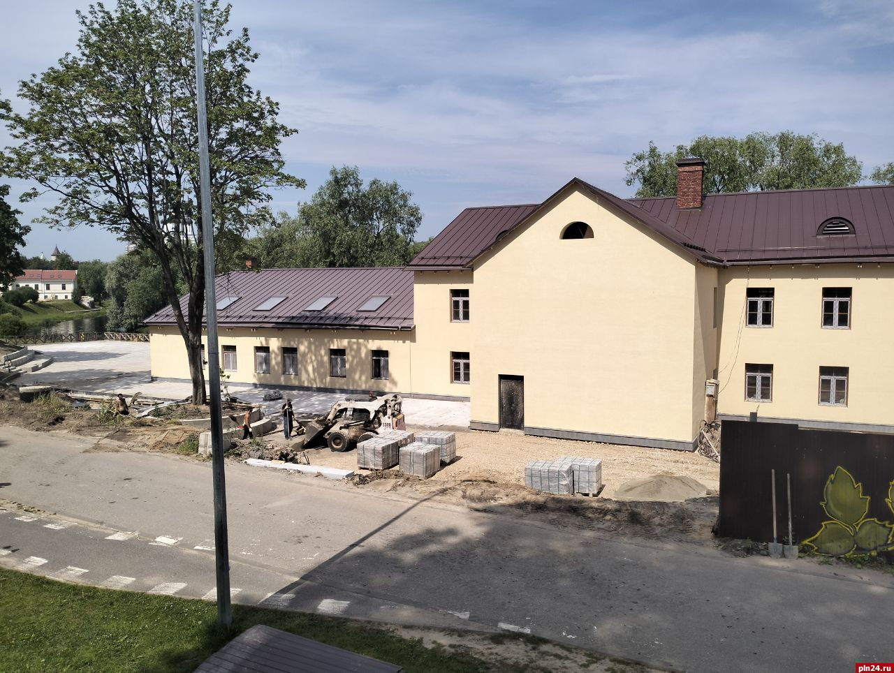 Забор у Гельдтовой бани разобрали в Пскове. ФОТО : Псковская Лента Новостей  / ПЛН