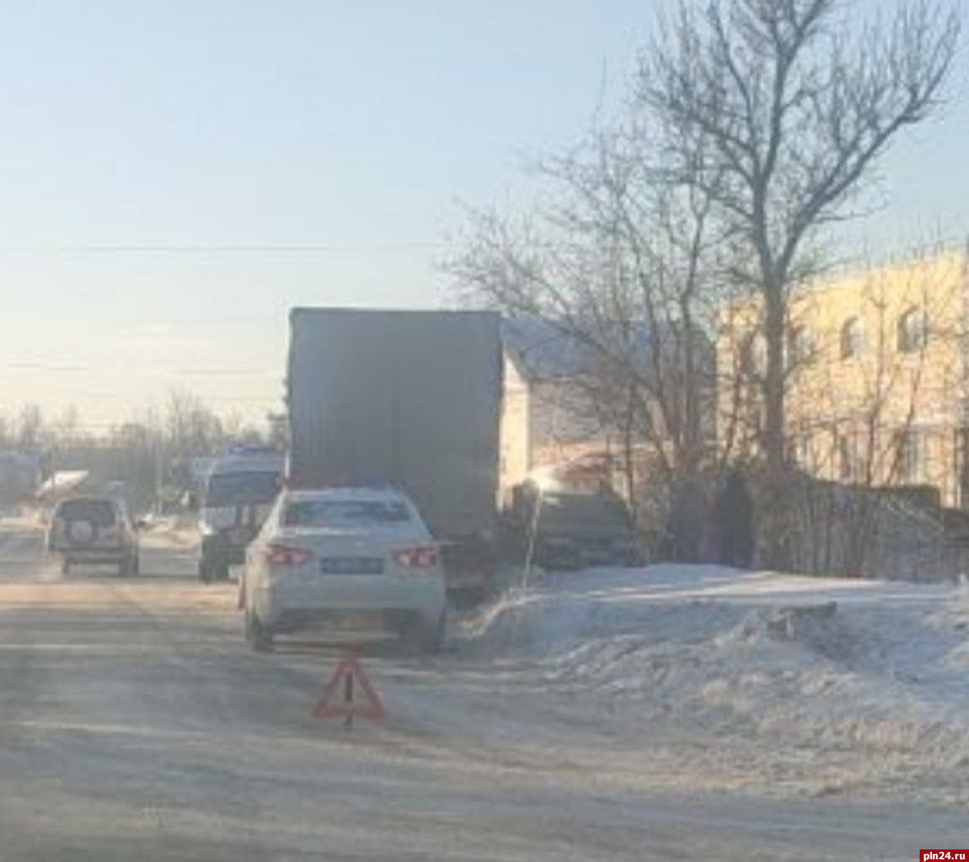 Водитель легкового автомобиля пострадал в столкновении с грузовиком в  Любятово : Псковская Лента Новостей / ПЛН