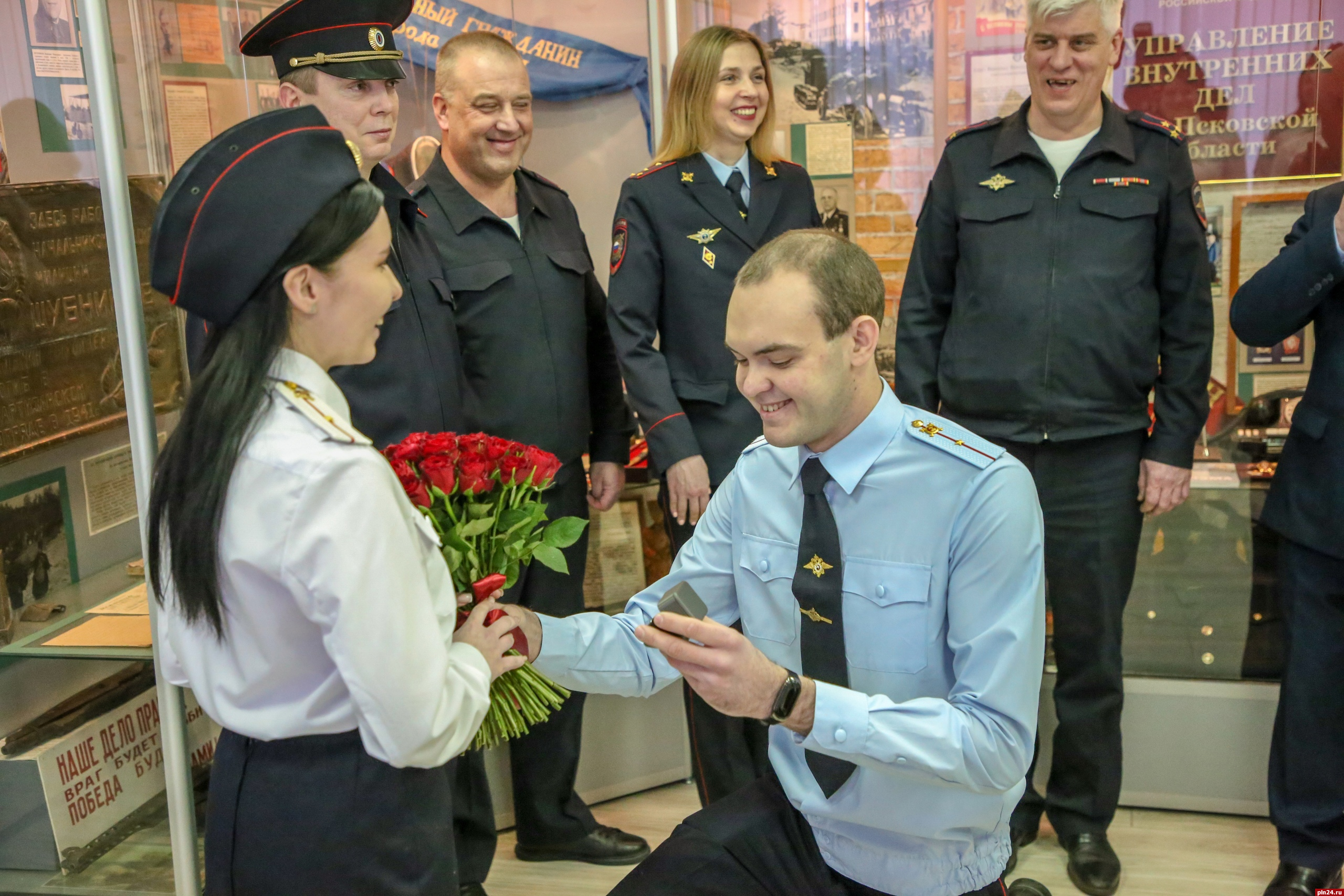 Полицейский в Пскове предложил руку и сердце своей возлюбленной во время  присяги : Псковская Лента Новостей / ПЛН