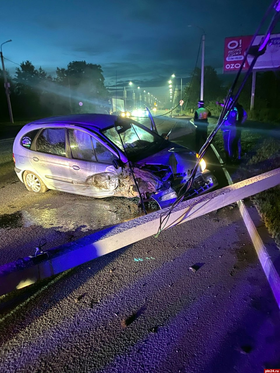 Автомобиль снес два столба на улице Юбилейной в Пскове : Псковская Лента  Новостей / ПЛН