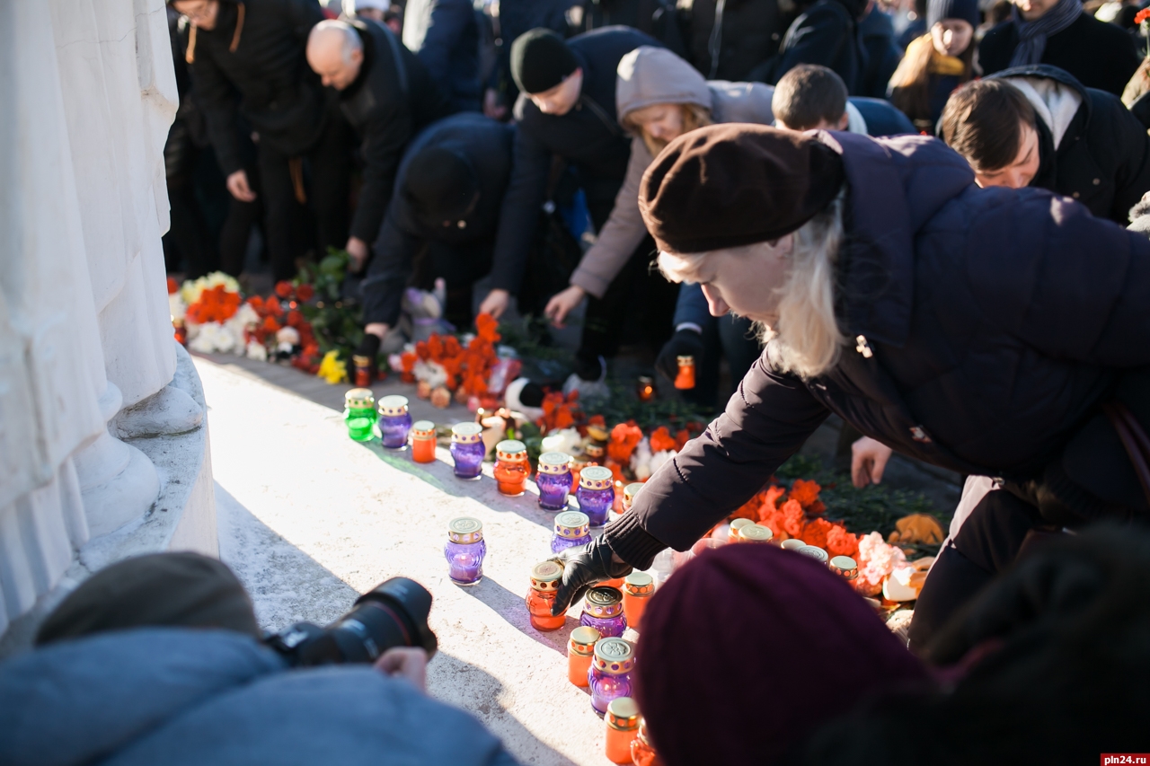 Вечеринка в день траура. Траурный митинг. Похороны в Кемерово сегодня. Фотоу крокуса пришли почтить память.