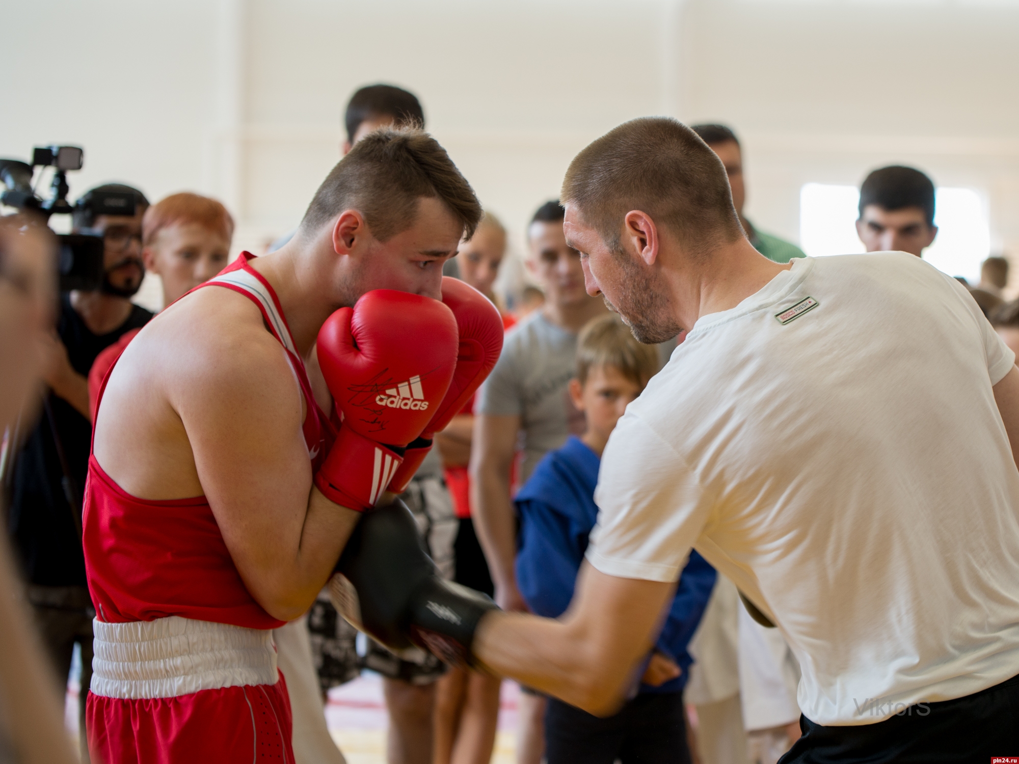 Стали псков. Псков спортсмен занимается на улице Псков поднимает бревно Псков.