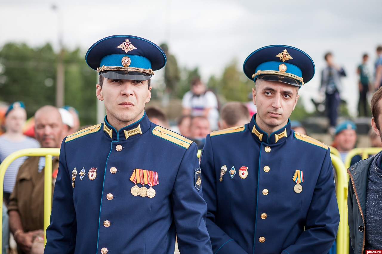 Фото парадной формы вдв. Офицер ВДВ В парадной форме. Парадный китель ВДВ.